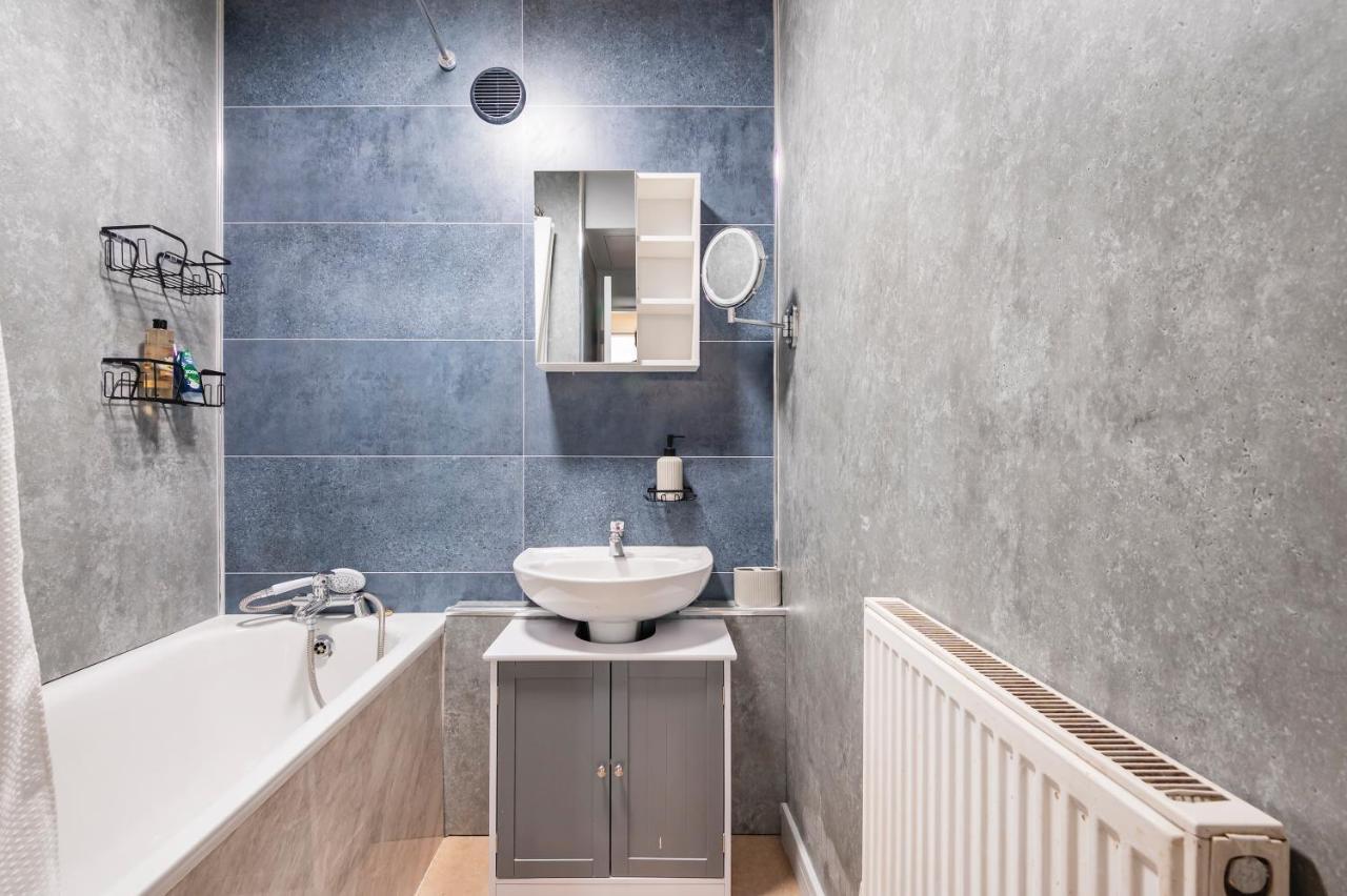 Lovely 4 Bedroom Flat In Wandsworth- Londra Esterno foto